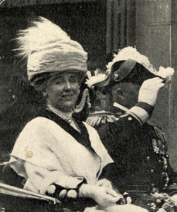 98496 Afbeelding van Koningin Wilhelmina en Prins Hendrik in een koets tijdens de rijtoer door de stad Utrecht ter ...